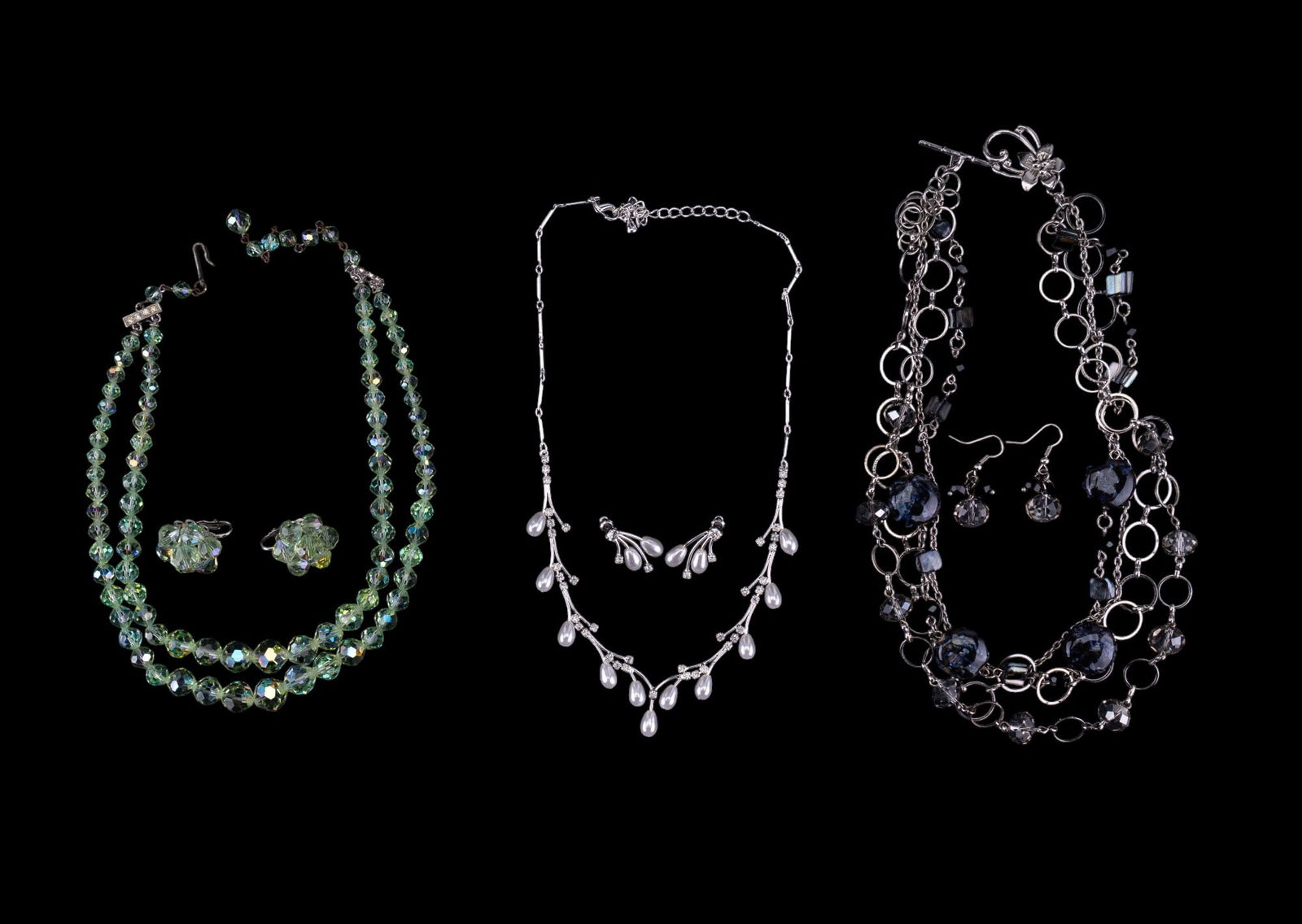 Art Glass & Vintage Costume Jewelry (6 pcs): Lot includes 3 necklace and earring sets, an art glass and silver tone chain necklace with dyed abalone shell chunks and matching earrings, a green crystal rhinestone necklace and matching clip earrin