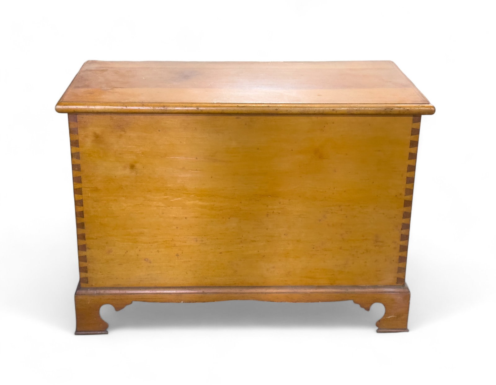 Dovetailed Blanket Chest: Dovetailed Cabinet Made Blanket Chest approx 24 x 34 x 18in (internal #695)