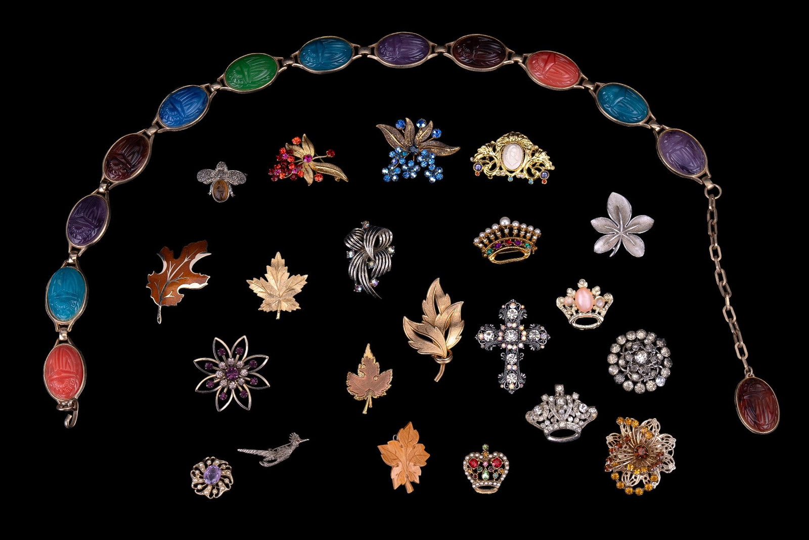 Trifari "Scarab Belt", Vintage Brooches (1 of 14)