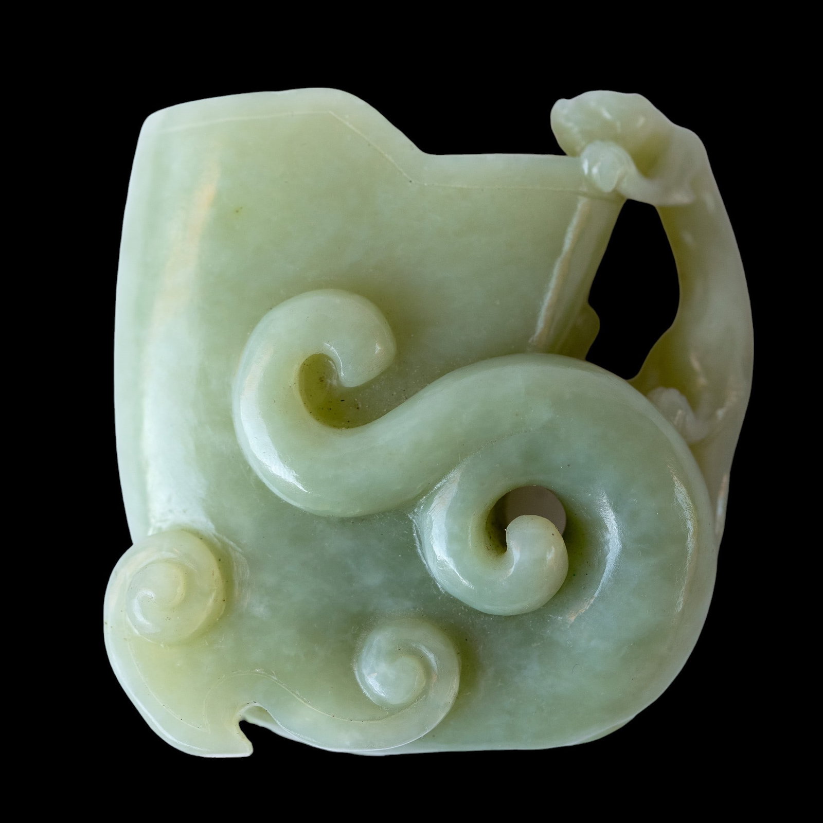 White Jade Libation Cup w/ Leopard Handle: White jade libation cup w/ leopard that forms the handle. Measures approx 3.25" tall, 3" wide, & 1.5" deep at widest point. Total weight of cup is approx. 227.4 grams. Carved jade.