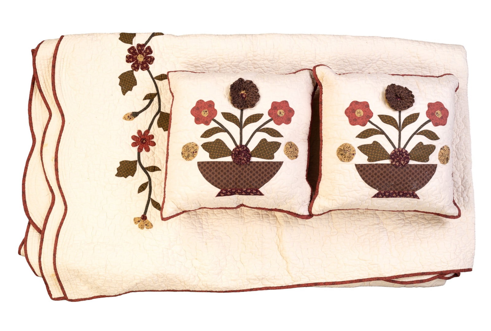 Vintage Quilt & Pillows: Floral quilt that measures approx 104"x120" & two matching pillows. Quilt is stained.