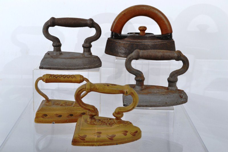 Grouping of Sad Irons and Doorstops: Grouping of sad irons and doorstops grouping of sadirons and door stops, 5 pieces