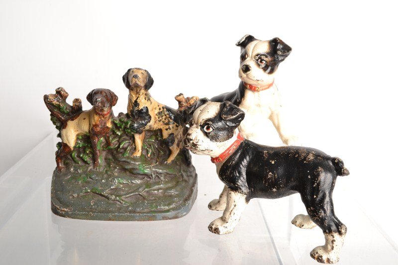 Cast Iron Dogs and Bank: Grouping of cast iron dogs, cast iron doorstop with 2 English Pointers, Cast Iron Boston Terrier bank, Boston Terrier doorstop