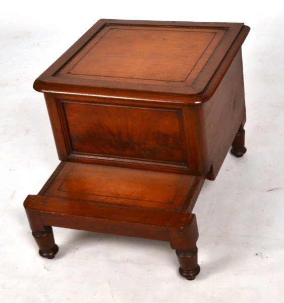 George III Mahogany Bed Steps: 19th C English bed steps with leather tops, single drawer and lift lid to accommodate a commode over turned feet, 17"h x 19" x 18"