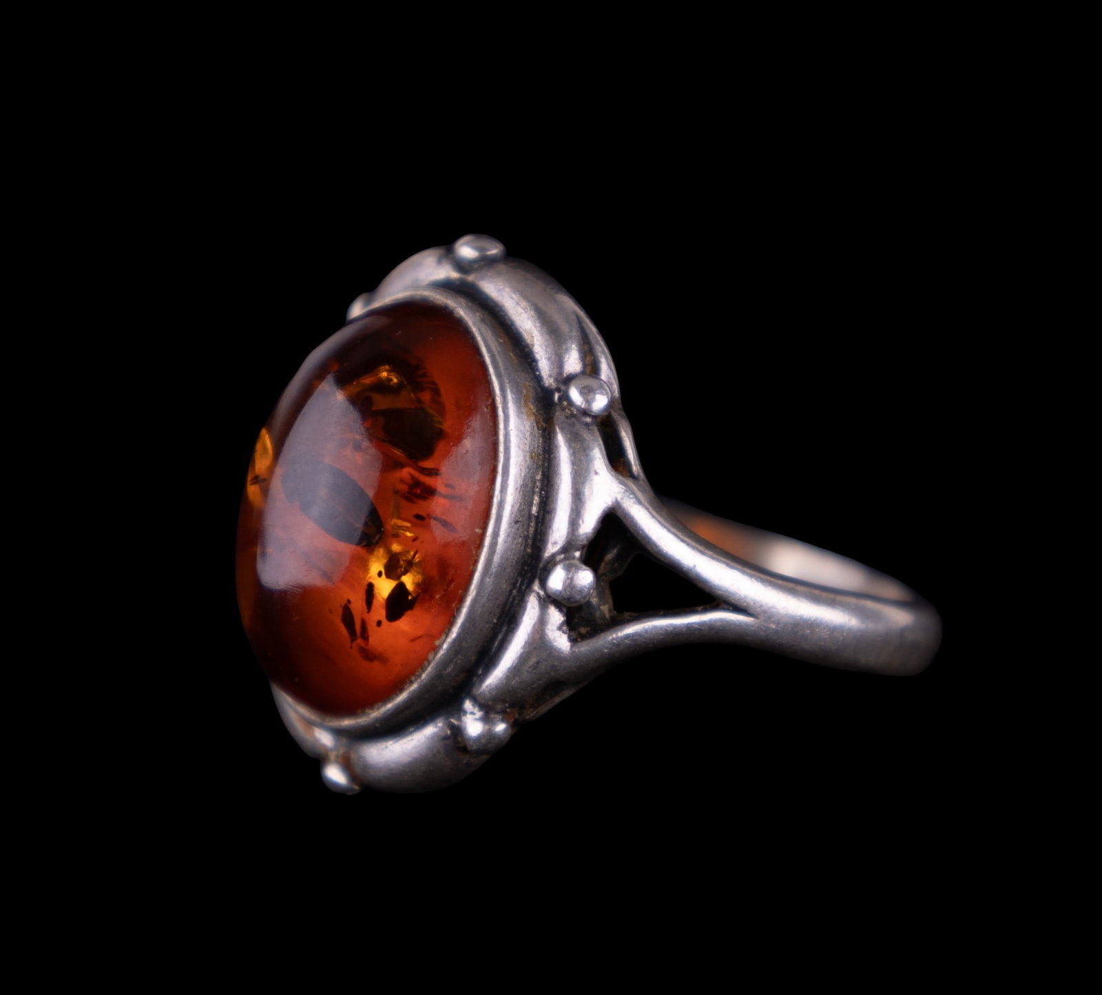 Amber and Sterling Silver Ring: Rare sterling silver large well included amber ring.