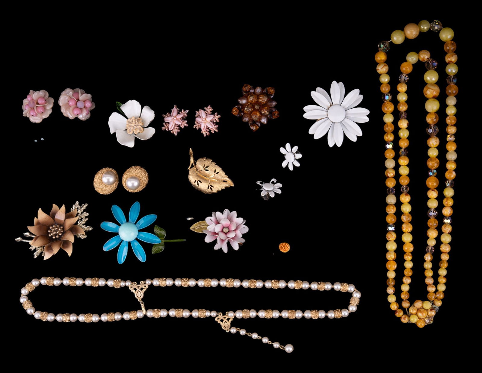Vintage & Mod Costume Jewelry (1 of 15)