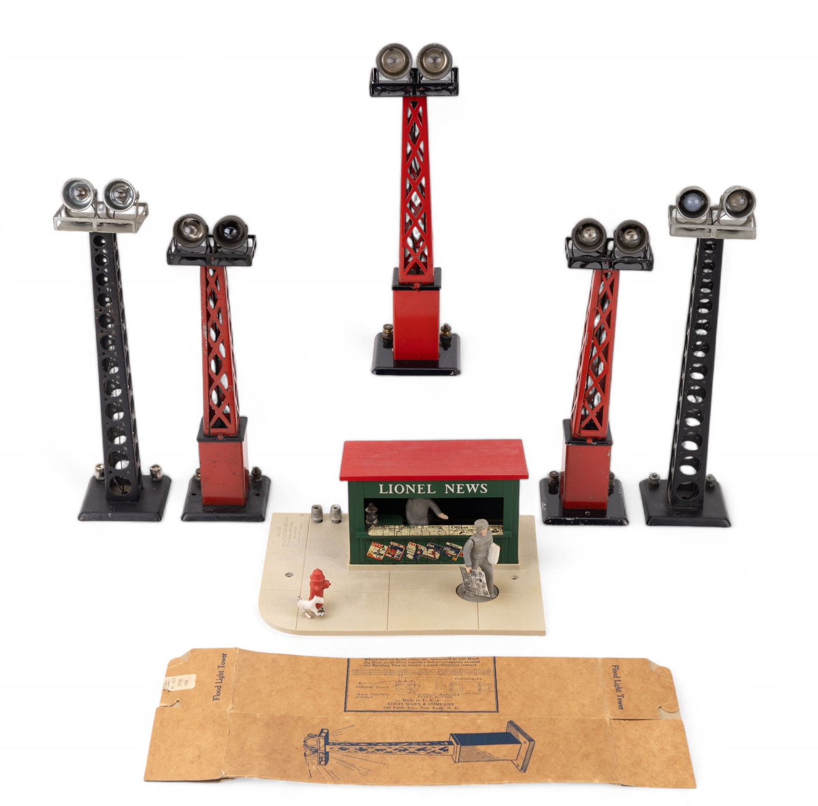 Lionel News Stand and Marx Floodlight Towers (1 of 16)