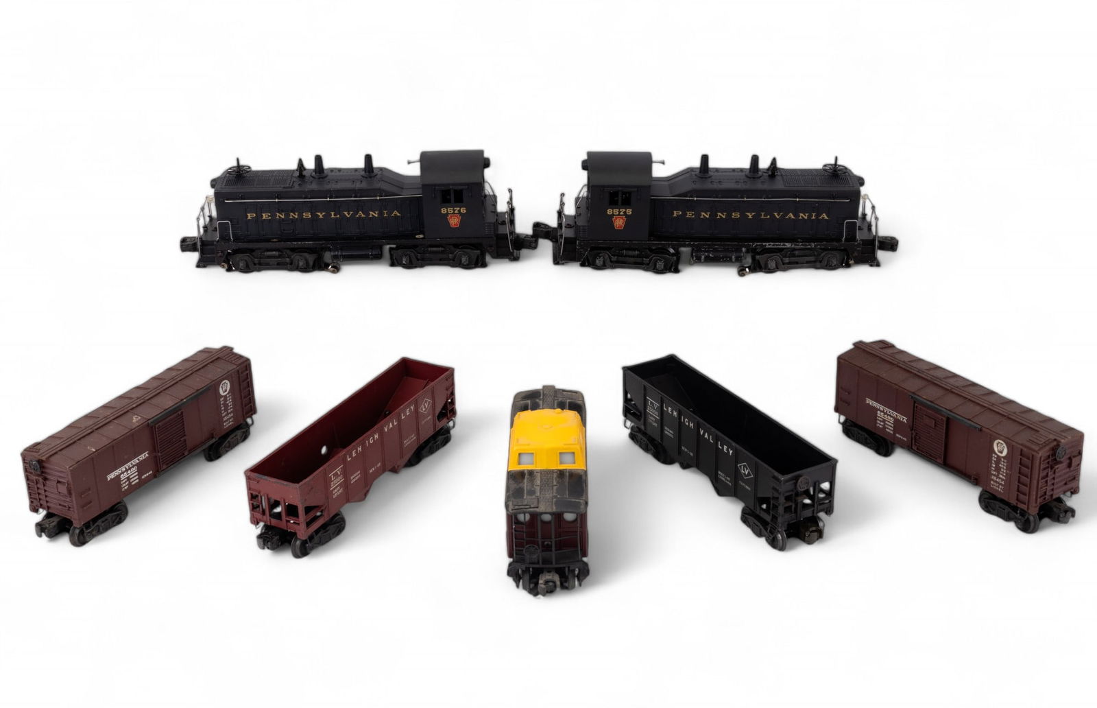Lionel O Gauge PRR 8575 & 8576 Diesels + Cars (1 of 8)