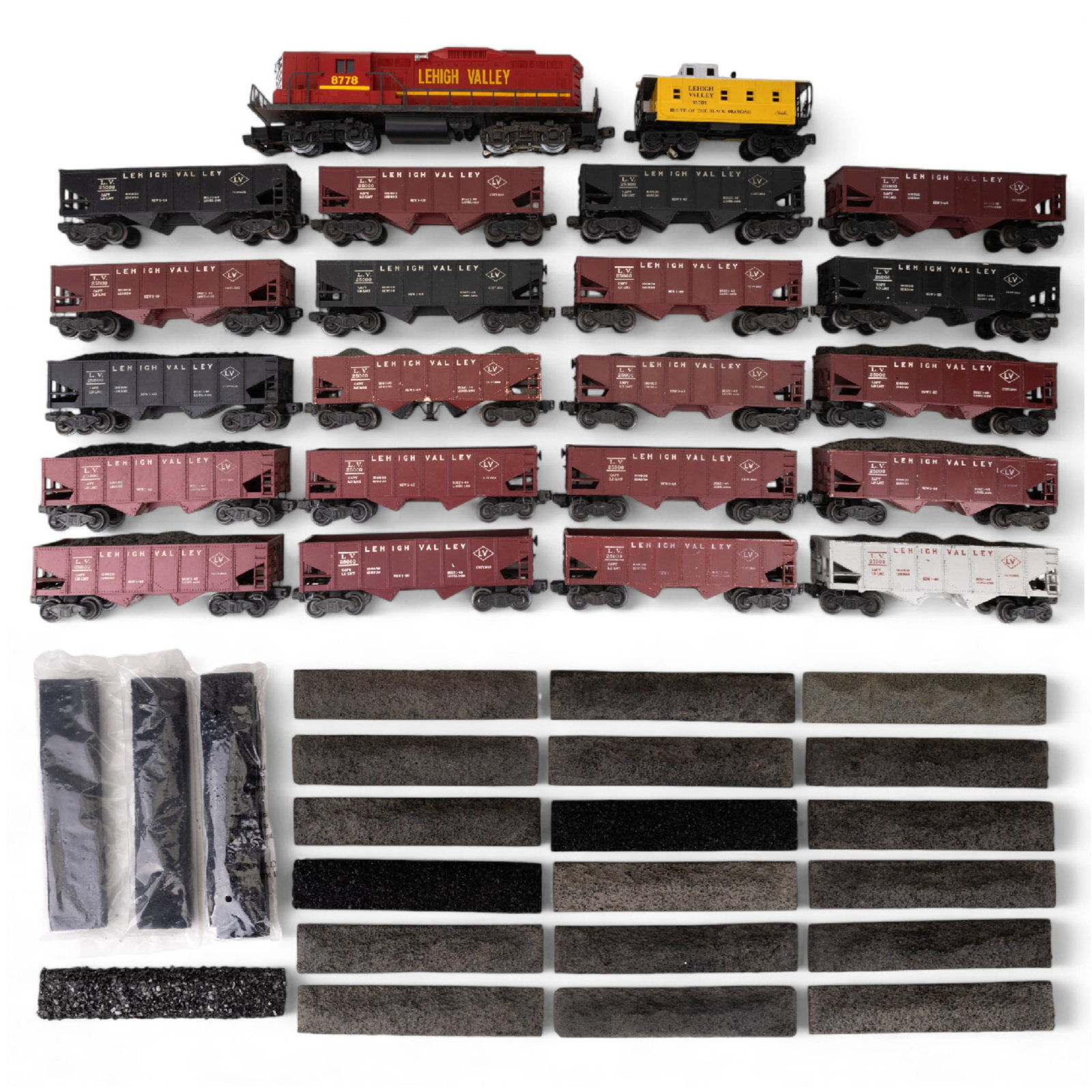 Lionel O Gauge Lehigh Valley 8778 + Hoppers (1 of 12)