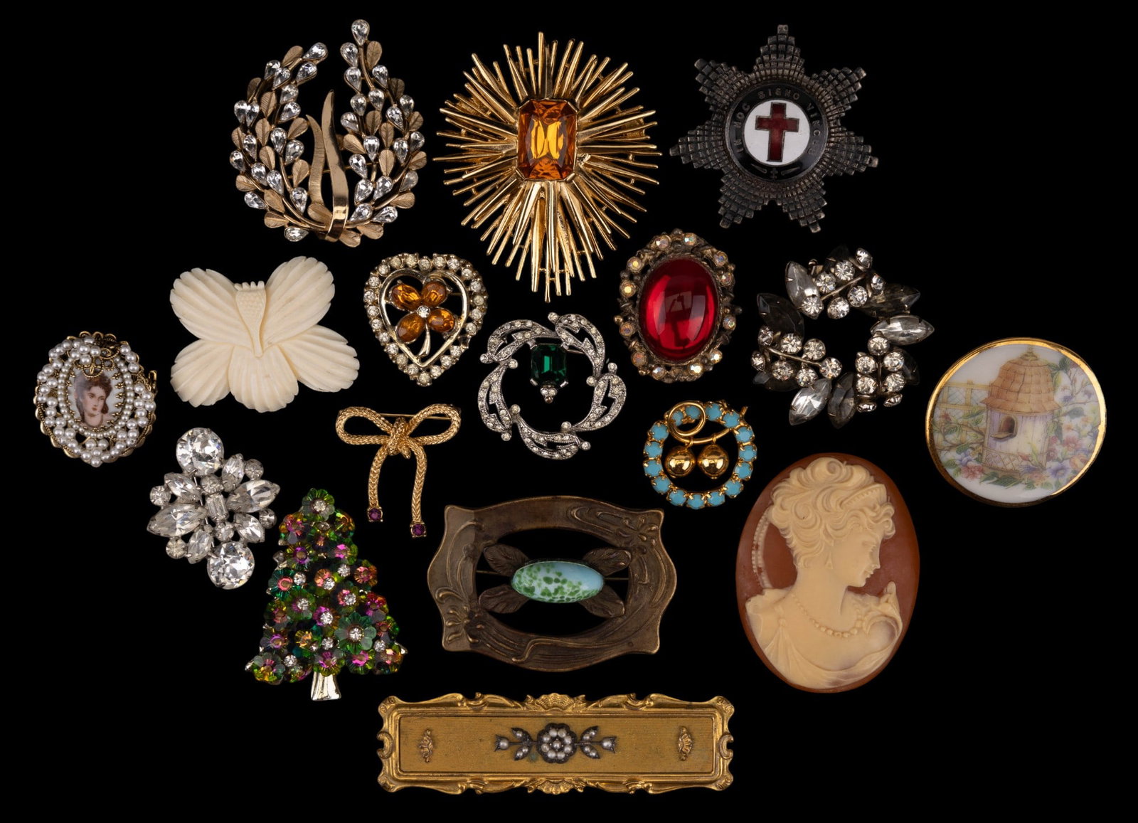 Vintage Fashion and Masonic Brooches (17): 7 fashion brooches with floral motifs - 1 by Trifari. 1 Masonic star brooch, 1 brass clip bar, multi-rhinestone Christmas tree, and others.