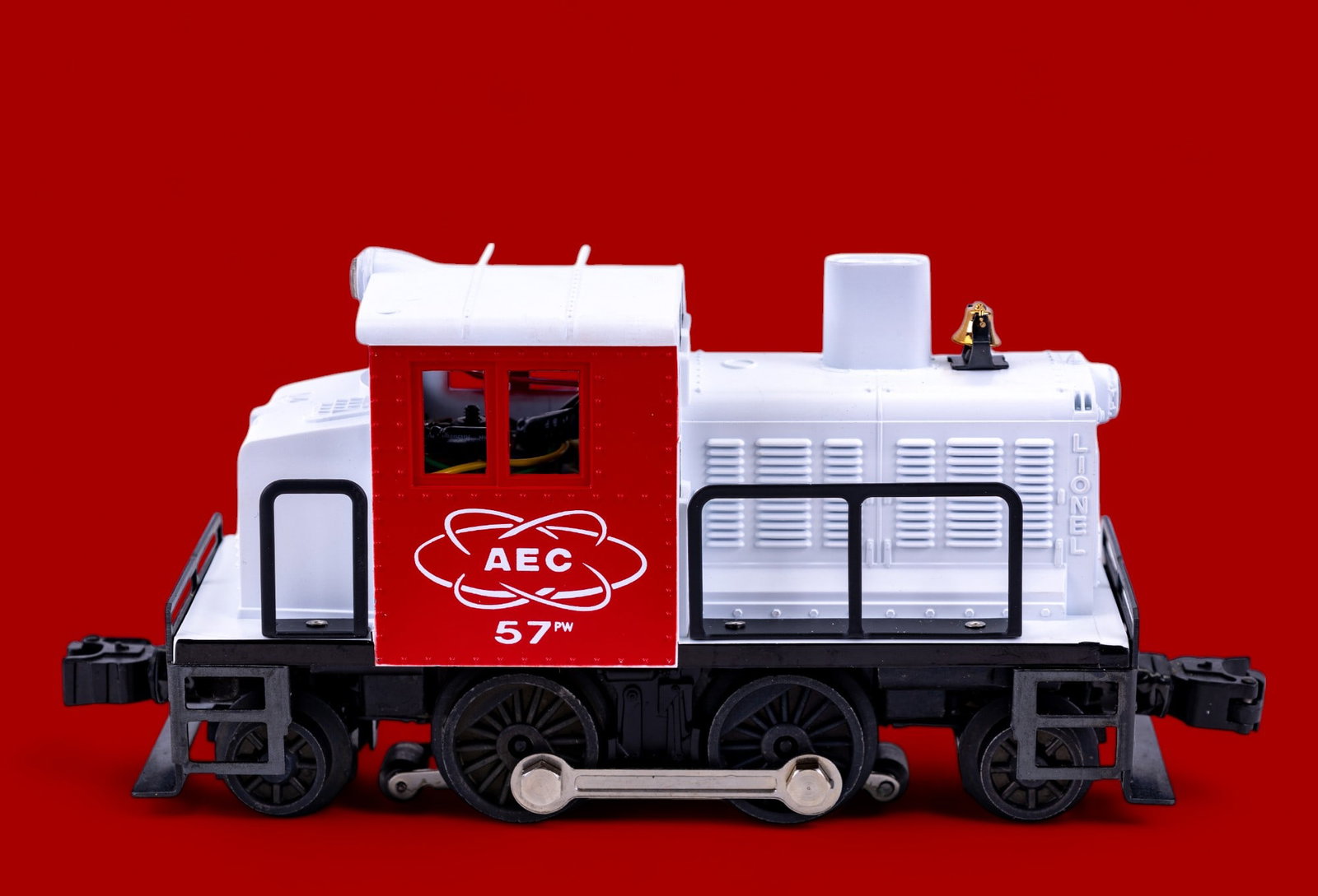 Lionel Motorized AEC - 57 Switcher: Lionel #6-18683 Lionel AEC-57 Switcher.