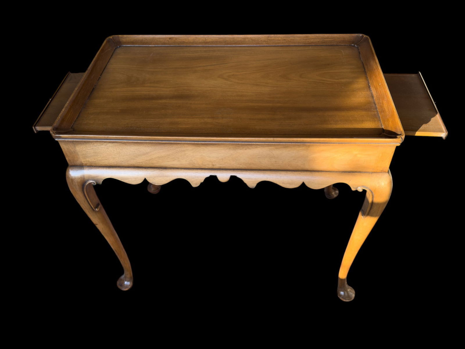 Colonial Williamsburg Kittinger Tea Table: Colonial Williamsburg Kittinger tea table w/ 2 candle slides. Item is marked underneath & measures approx. 26" tall, 29.25" wide, & 17.75" deep. Slight fading.