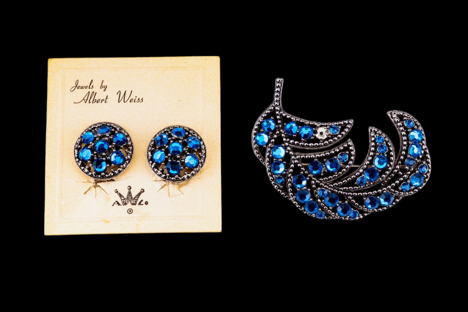 Albert Weiss Rhinestone Jewelry Set: Blue rhinestone feather brooch signed Weiss with matching earrings on original card.