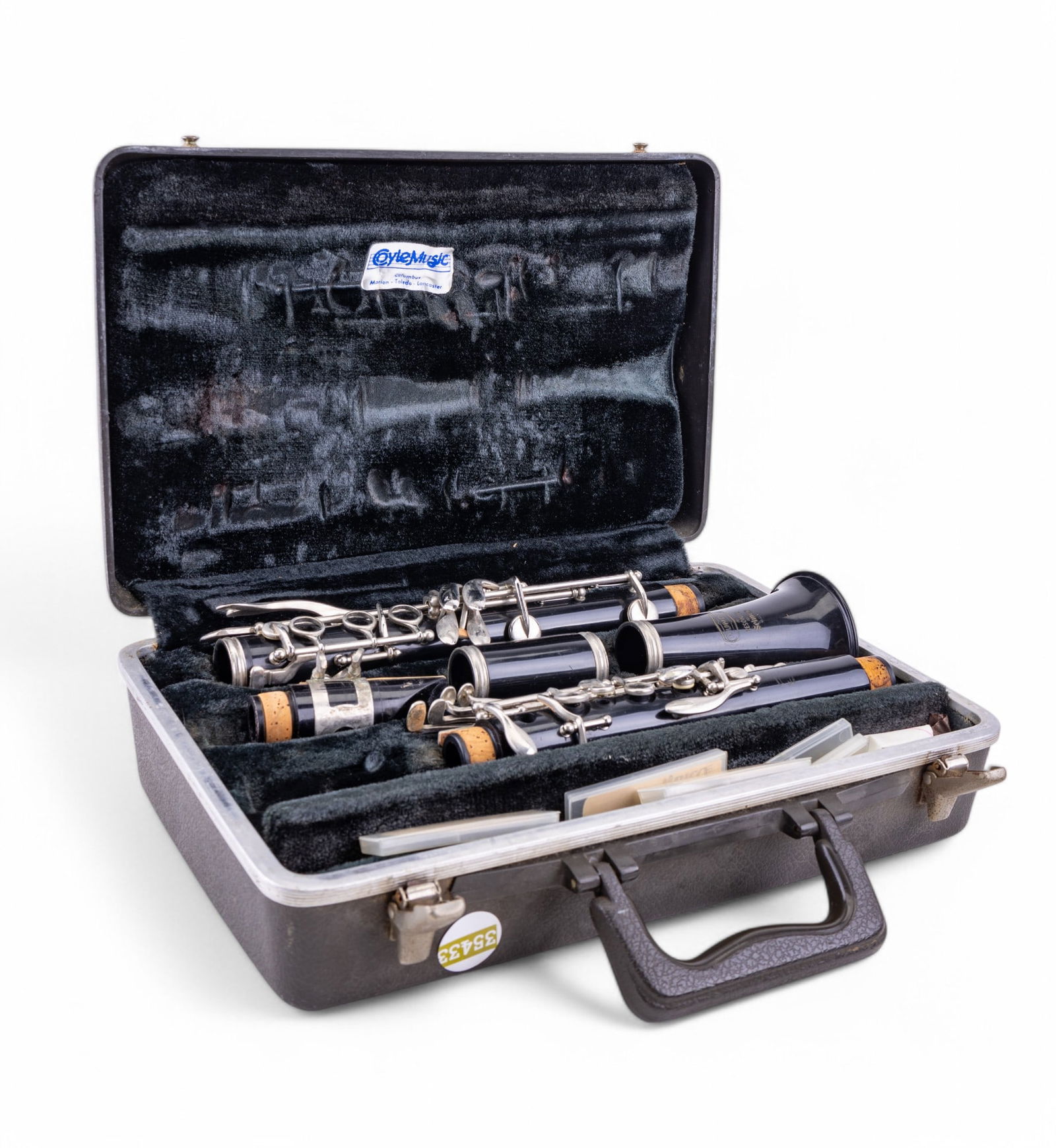 Clarinet The Selmer Co. Bundy Resonite w/ Case: The Selmer Company Bundy Resonite clarinet w/ some reeds that appear unused. Clarinet has minor weathering. Serial number is 354334019. Item comes in hard Bundy case. See photos for further details.