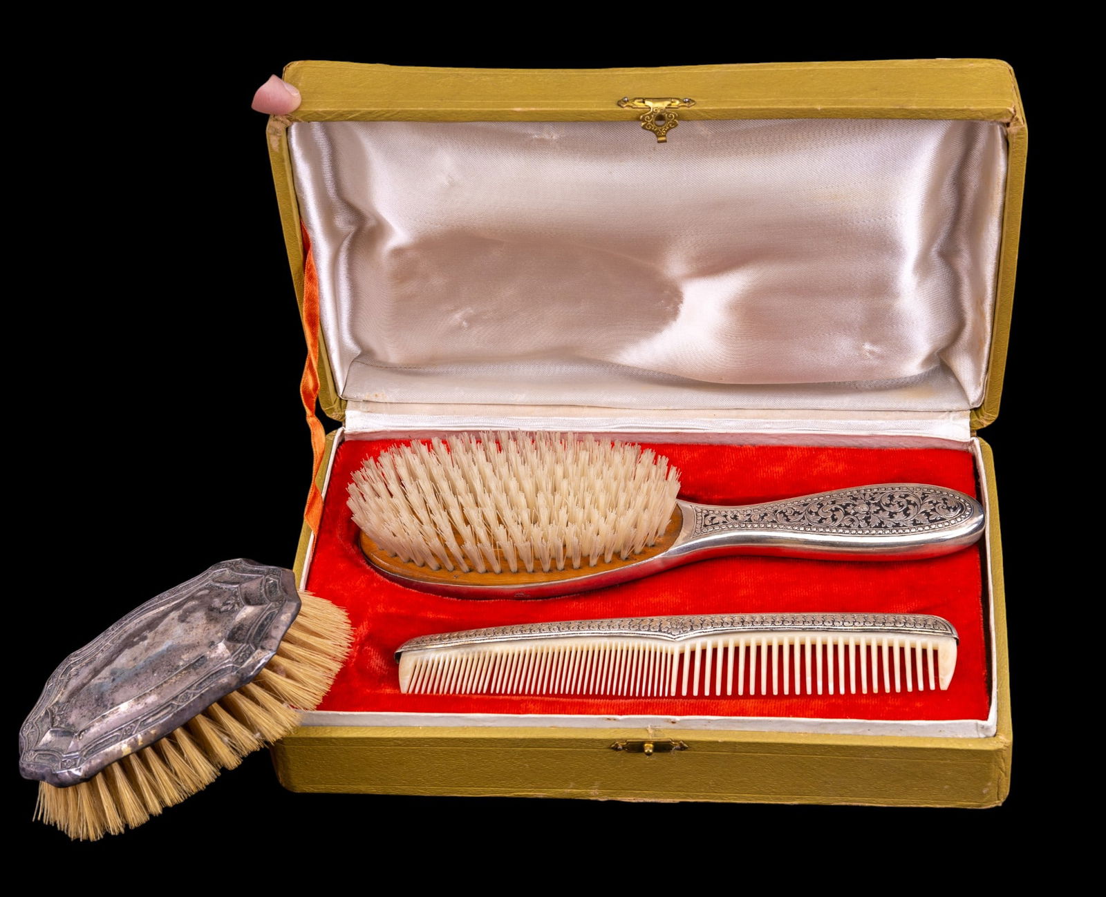 Vintage & Antique 800 Silver and Sterling Grooming: Boxed set of 800 silver vintage comb and brush set and an antique sterling clothing/lint brush, stamped 'Patented September 10, 1912', note some dents to the delicate sterling.
