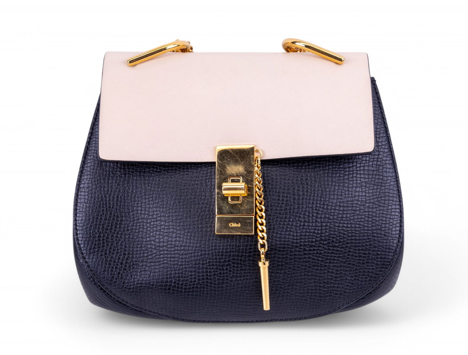 Chloe Two-Tone Leather Bag with Gold Chain: Chloe two-tone crossbody bag featuring a black pebbled leather base and a beige flap closure, adorned with a Chloe marked gold-tone clasp and chain strap. Compact design suitable for essentials. Sligh