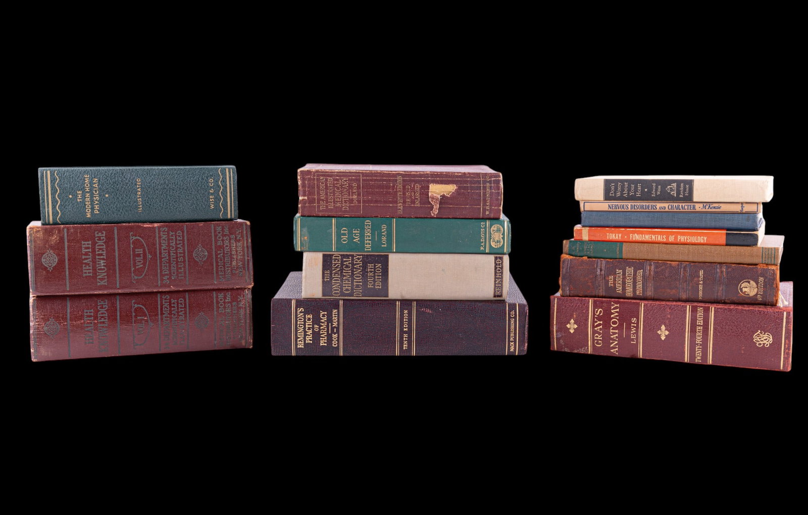 Grey's Anatomy, Medical, Scientific Books: A collection of pharmaceutical, scientific, and medical books including a leather bound Grey's Anatomy printed June 1946, The Modern Home Physician, fully revised and reprinted 1939, and more. Note we