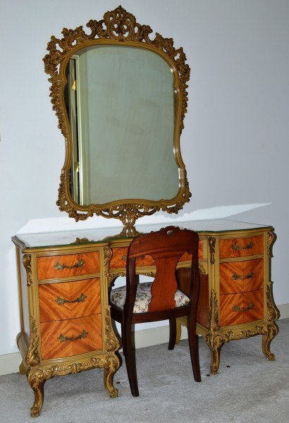 Victorian Style Dressing Table and Mirror: Victorian style dressing table and mirror, being sold with an unrelated chair