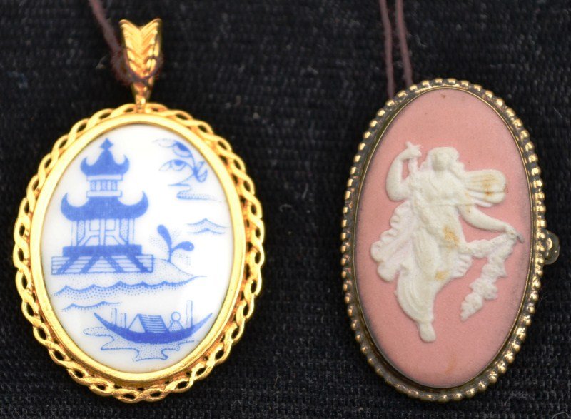 Wedgewood Sterling Silver Pin and 18K gold pendant: Wedgewood and sterling silver pin with an 18K yg framed Spode pendant