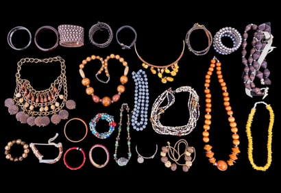 Earthtone Necklace Marked C 1945 and Yellow Natura