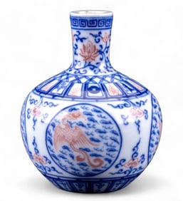 Chinese Tianqiuping Globular Cabinet Vase