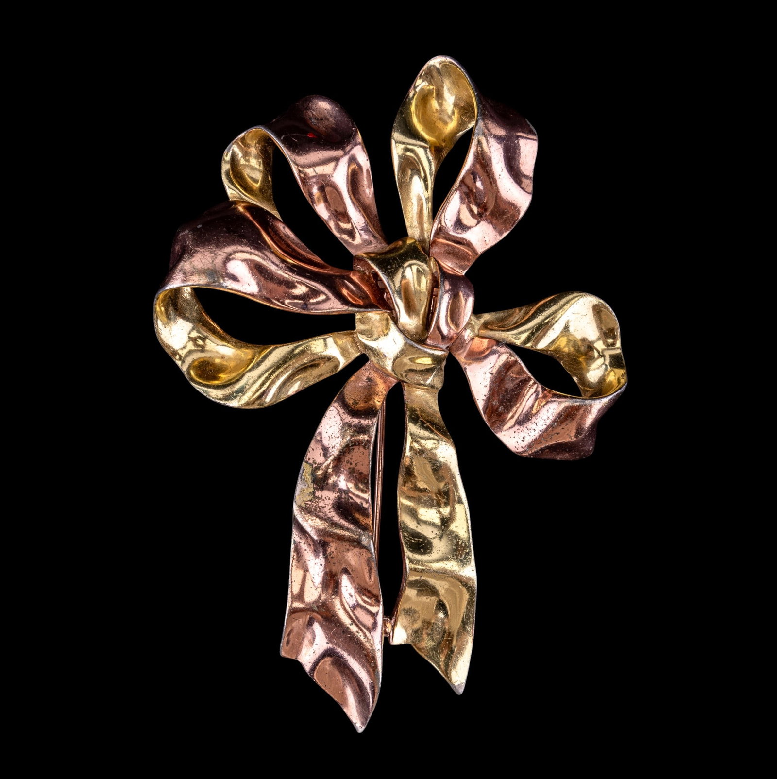 Early Trifari Ribbon Fur Clip: Early 1940s Trifari ribbon fur clip in rose and gold tone.