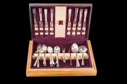 International Sterling Courtship Flatware (1.8KG)
