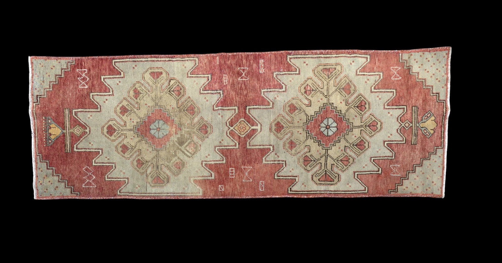 Oushak Rug (KAI#H10): Antique hand woven Oushak rug with tan and soft red geometric motif c. 1920, 3' x 8'5"