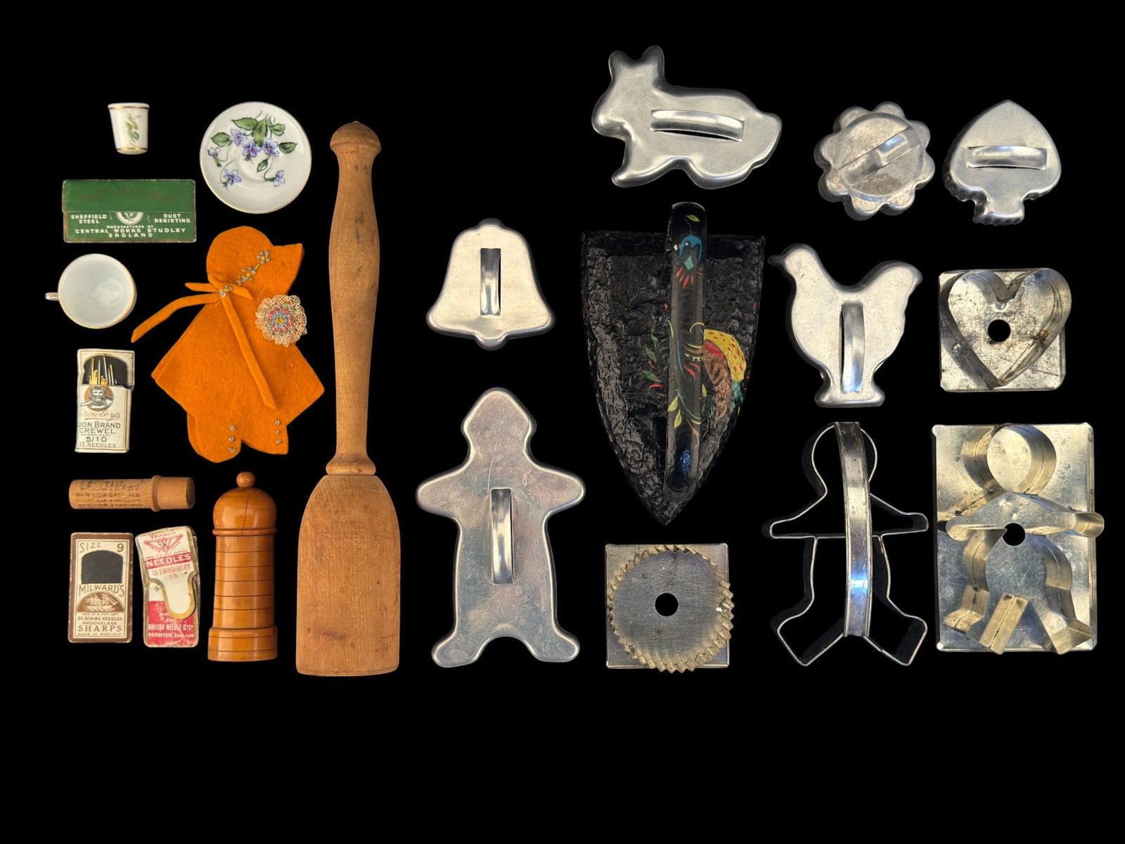 Hand Painted Sad Iron, Vintage Sewing, Cutters (1 of 14)