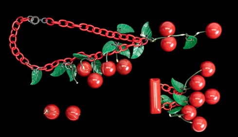 Red Bakelite Vintage Necklace & Brooch