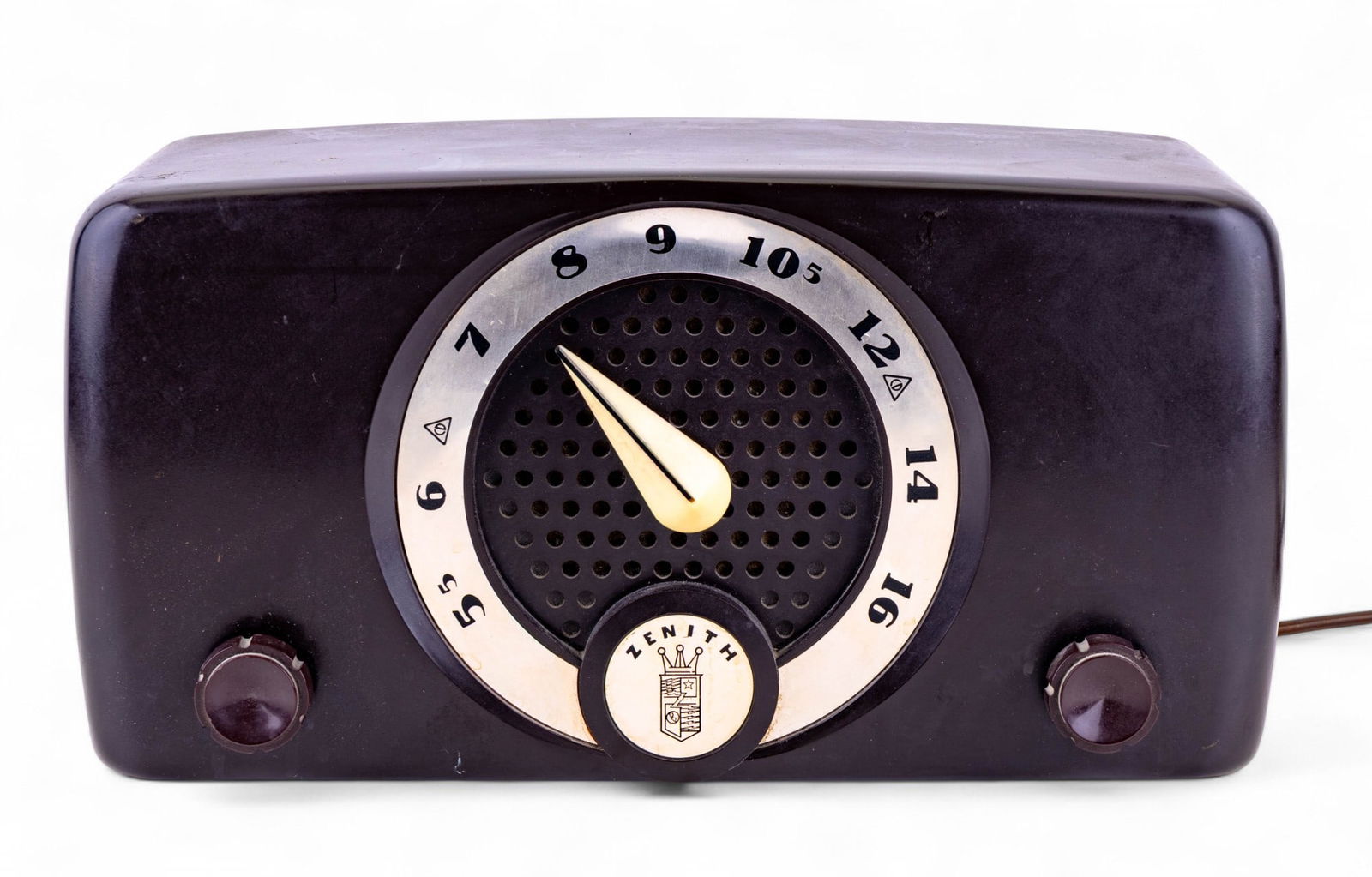 Bakelite Zenith K510 AM Tube Radio: A vintage Zenith model K510 AM tube radio featuring a Bakelite outer shell, c. 1952. Working condition unknown.
