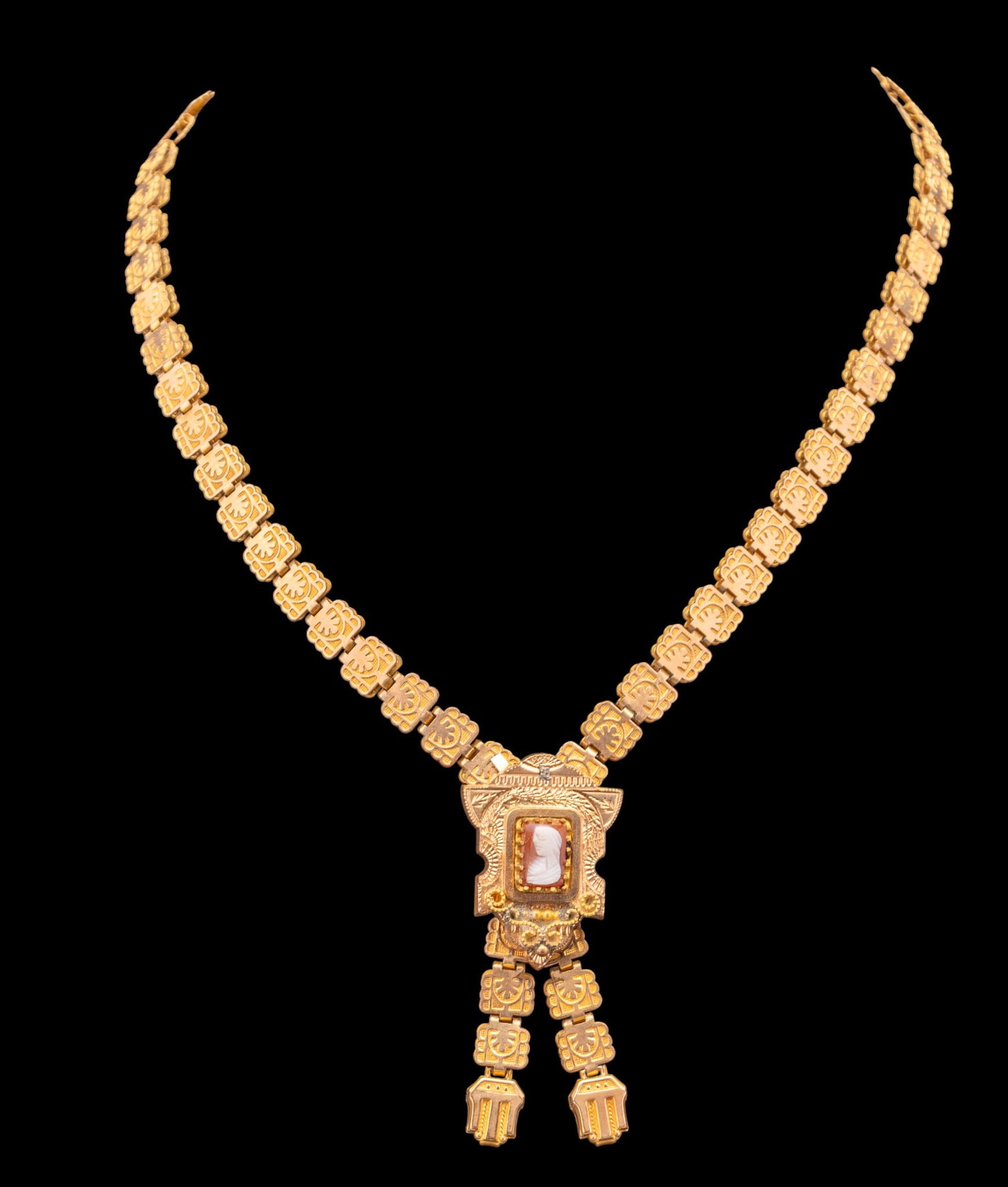 Vintage Gold Tone Necklace with Cameo: Vintage style necklace in gold tones, with central cameo.