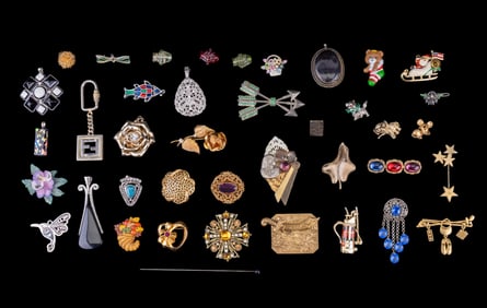 Brooches, Pendants & Pins Grouping