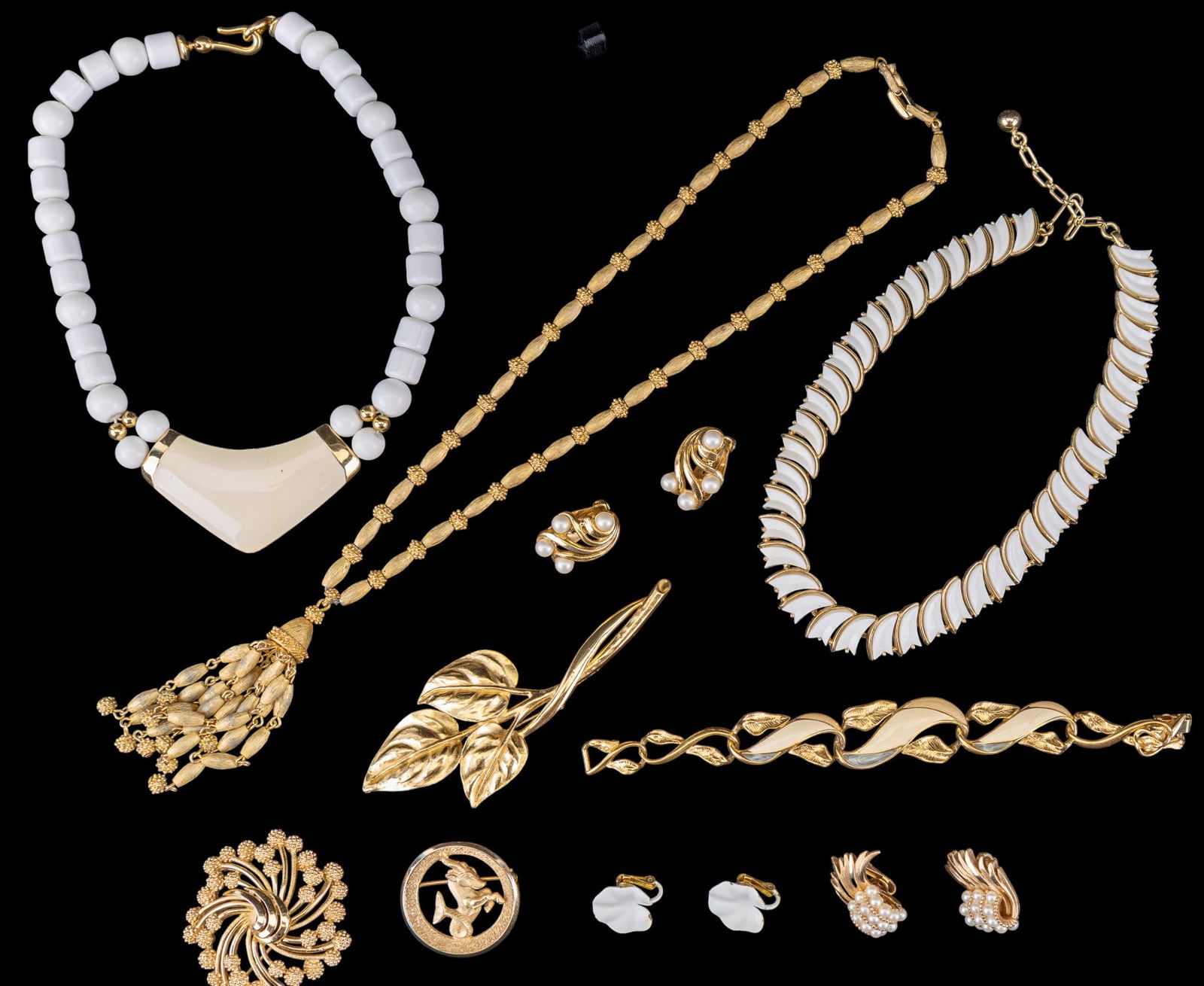 Vintage Trifari Gold Tone Costume Jewelry (1 of 18)