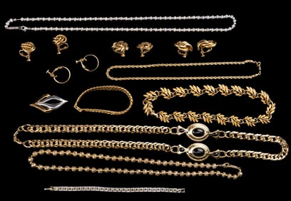 Vintage Napier Gold Tone Jewelry