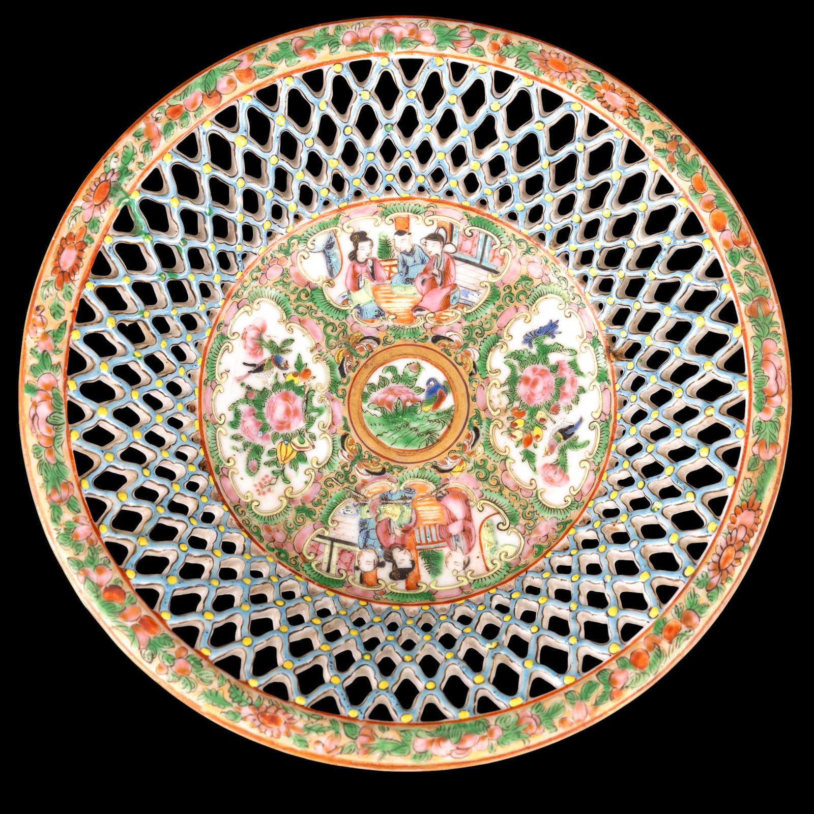 19th C Rose Medallion Chinese Reticulated Bowl: Early 19th Century rose medallion Chinese reticulated bowl in good structural condition as seen in photography. Measures approx. 8.5" diameter x 2" H.
