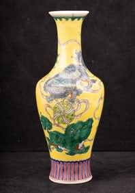 Chinese Famille Jaune Foo Dog Vase