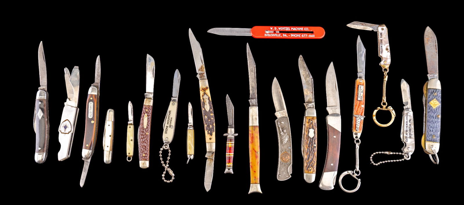 Early Pocket Knives, Buck, Remington: Assorted group of early and vintage folding pocket knives, including 2 examples by Buck Knives and one by Remington, along with additional makers. Group includes a Buck Model 503, a Buck Model 825 Lib