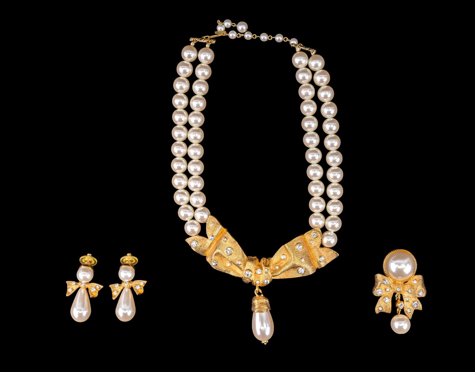 Marvella Faux Pearl and Gold Tone Jewelry Set: A vintage Marvella faux pearl and gold tone jewelry set including a double strand oversized faux pearl and gold tone ribbon collar necklace, matching brooch, and stud dangle earrings.