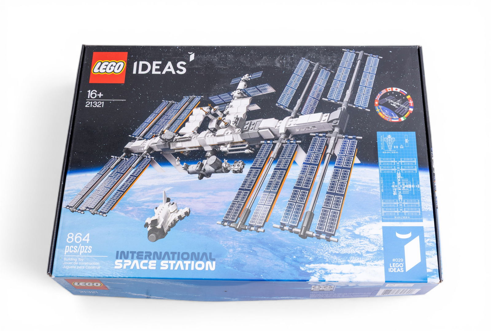 LEGO Ideas International Space Station Set 21321: LEGO Ideas set number 21321 featuring the International Space Station with 864 pieces, as indicated on the box. The set is intended for ages 16 and up. The box is open, and the contents cannot be veri