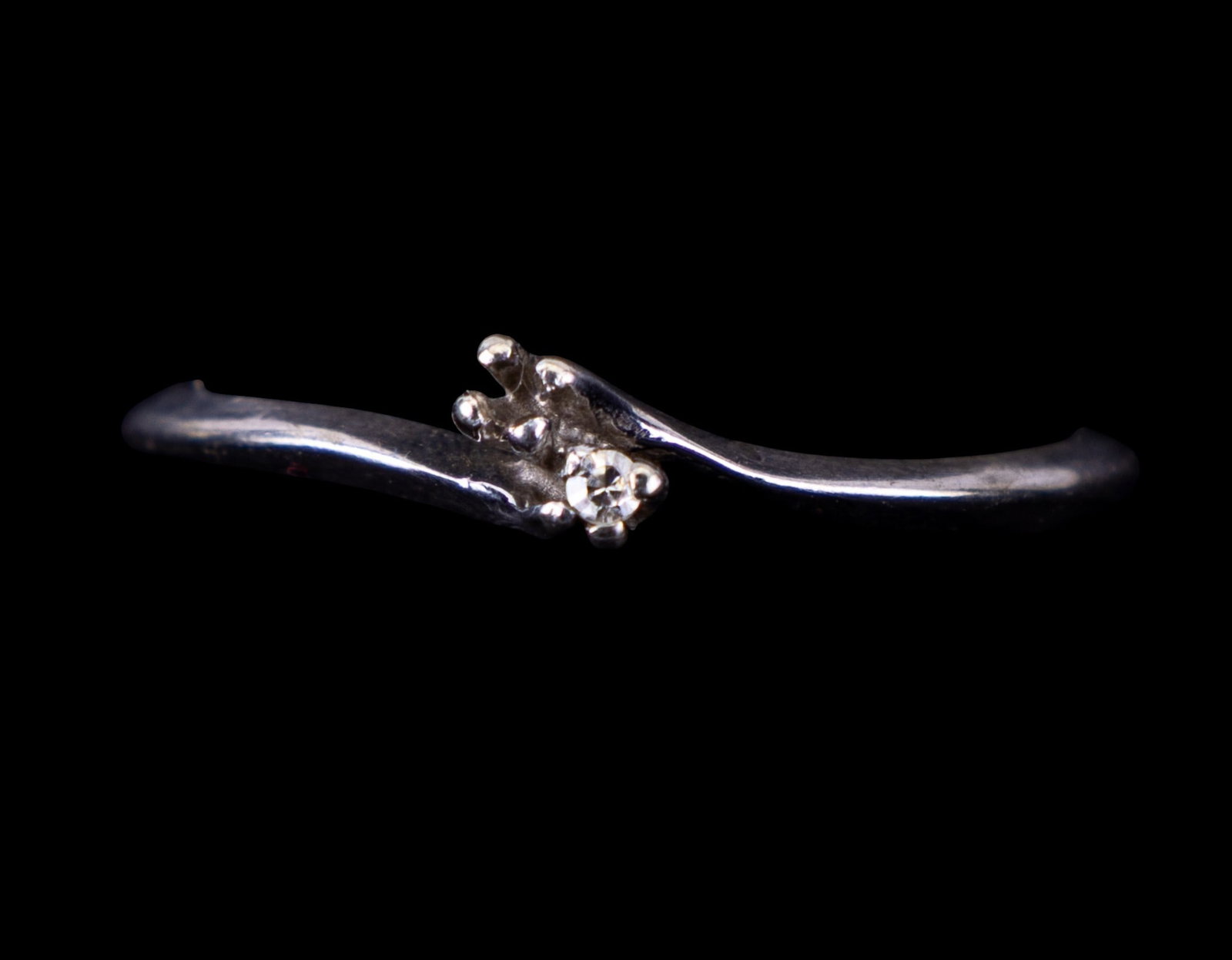 10k Gold Petite Ring w, Diamond Chip: A 10k white gold pettite ring weighing approx. 1.38 grams, size 7. Housing for diamond chips, one present.