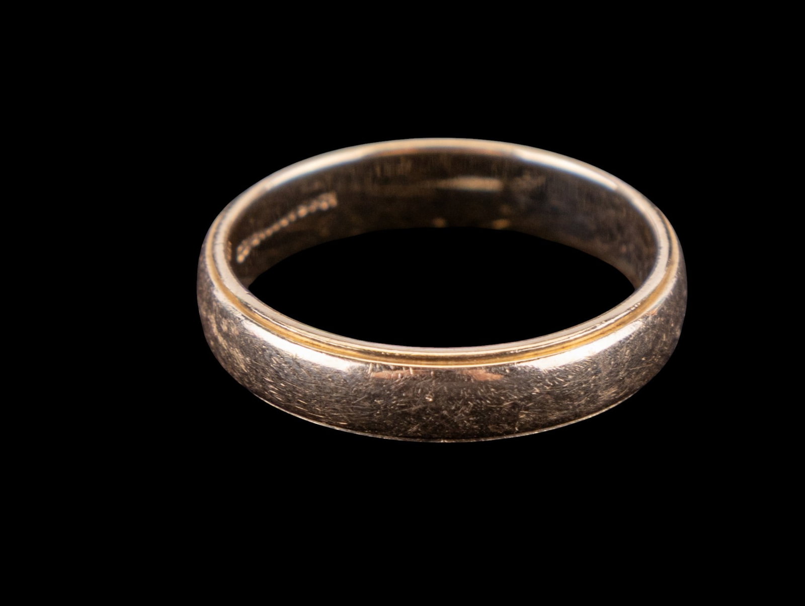 14K Yellow Gold Band: A 14k yellow gold band weighing approx. 364 grams. Ring in size 8. Ring in good condition.