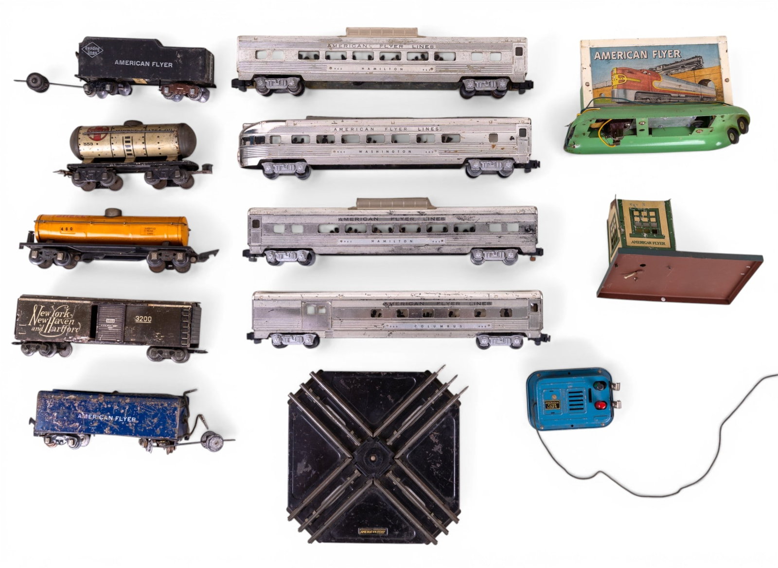 American Flyer & Marx S & O Gauge Train Cars: A collection of vintage American Flyer and Marx model train cars including a Marx Toys tin-litho Santa Fe oil tank car, a Marx tin-litho box car, American Flyer Reading lines tender, American Flyer 'R