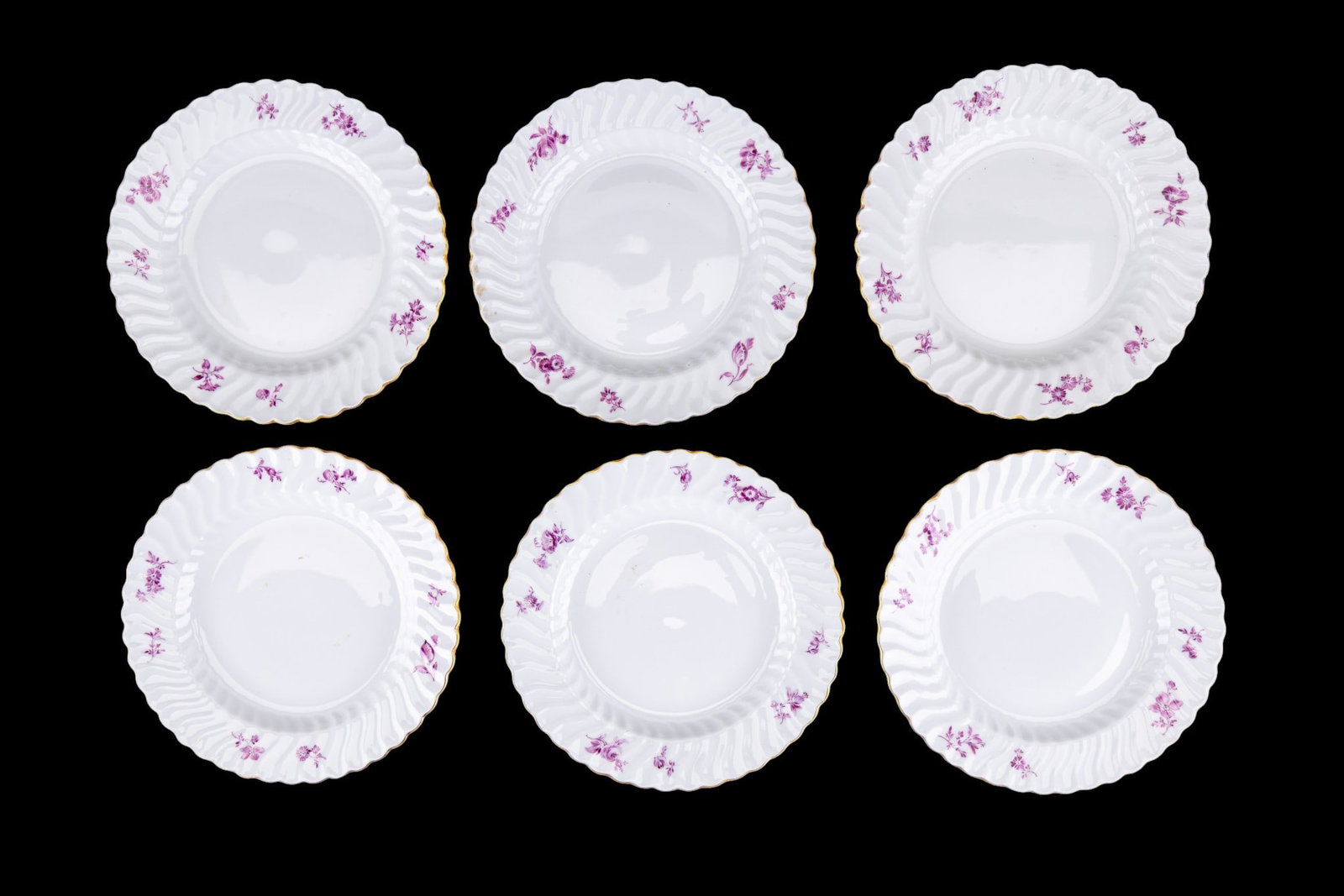 Meissen Porcelain Plates (6): A set of six Meissen porcelain desert plates in the 'Indian Flower' pattern with gold rim accent, measuring approx. 6.25" diam.