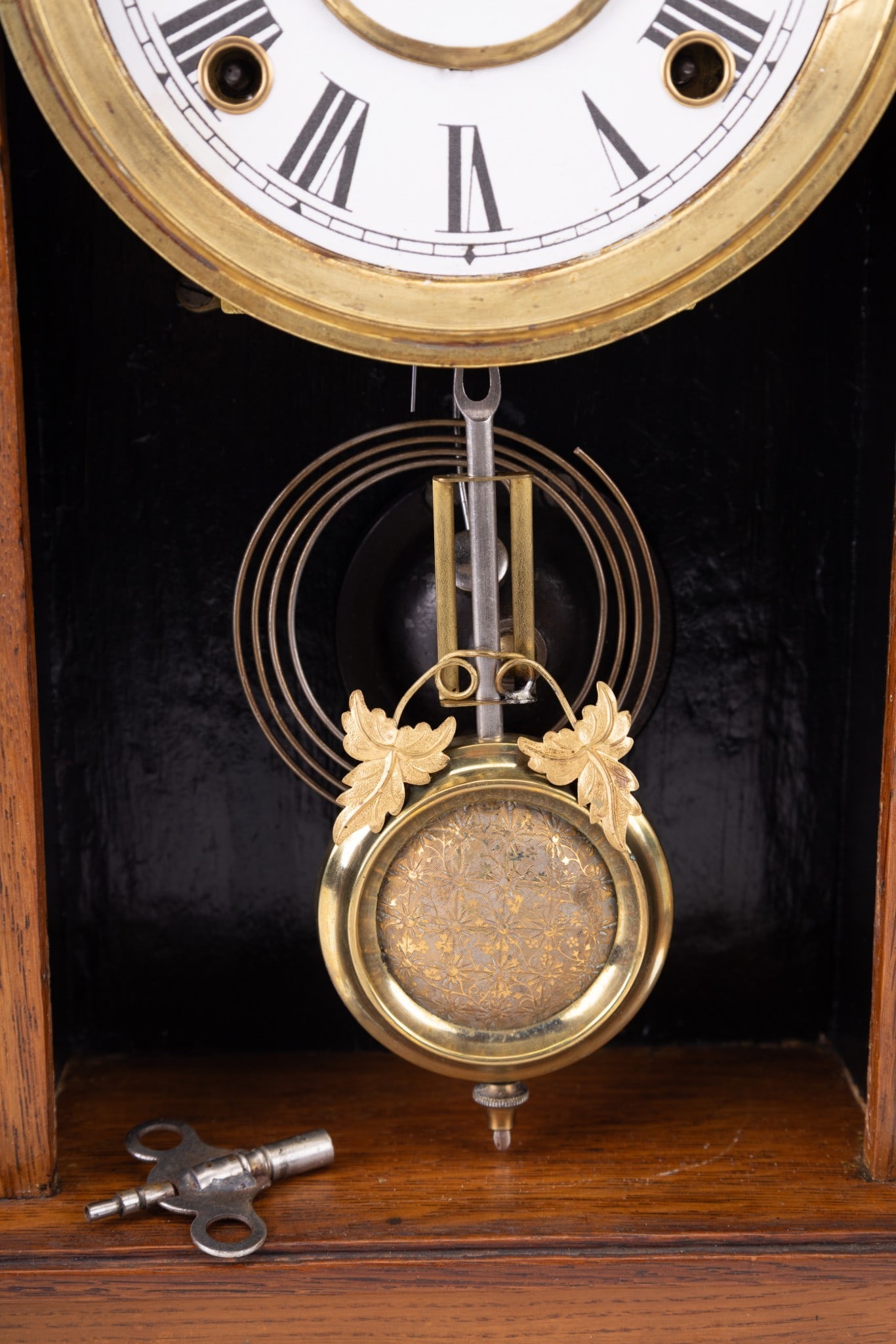 Gilbert "Salmon" Model Gingerbread Clock - 3