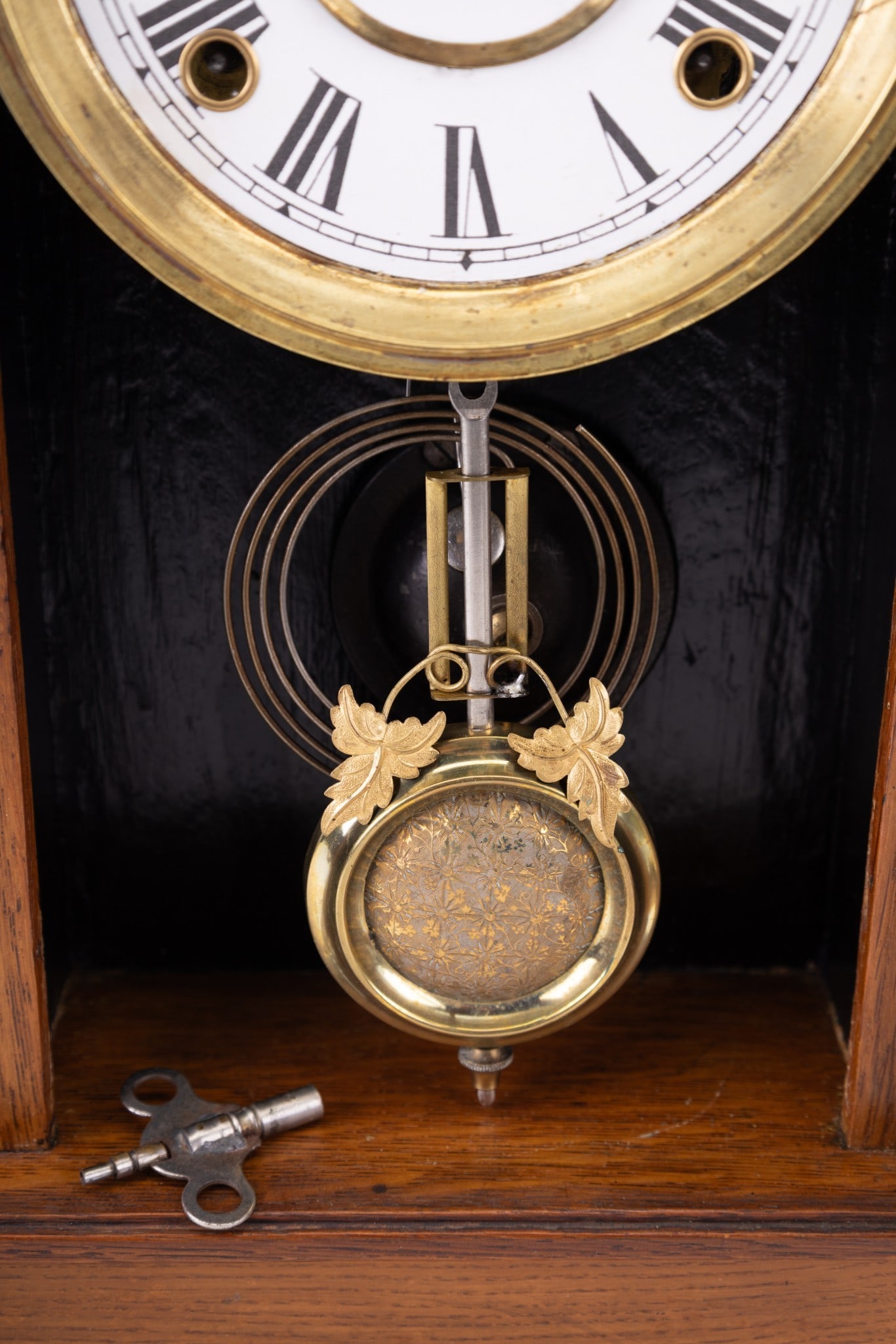 Gilbert "Salmon" Model Gingerbread Clock - 4