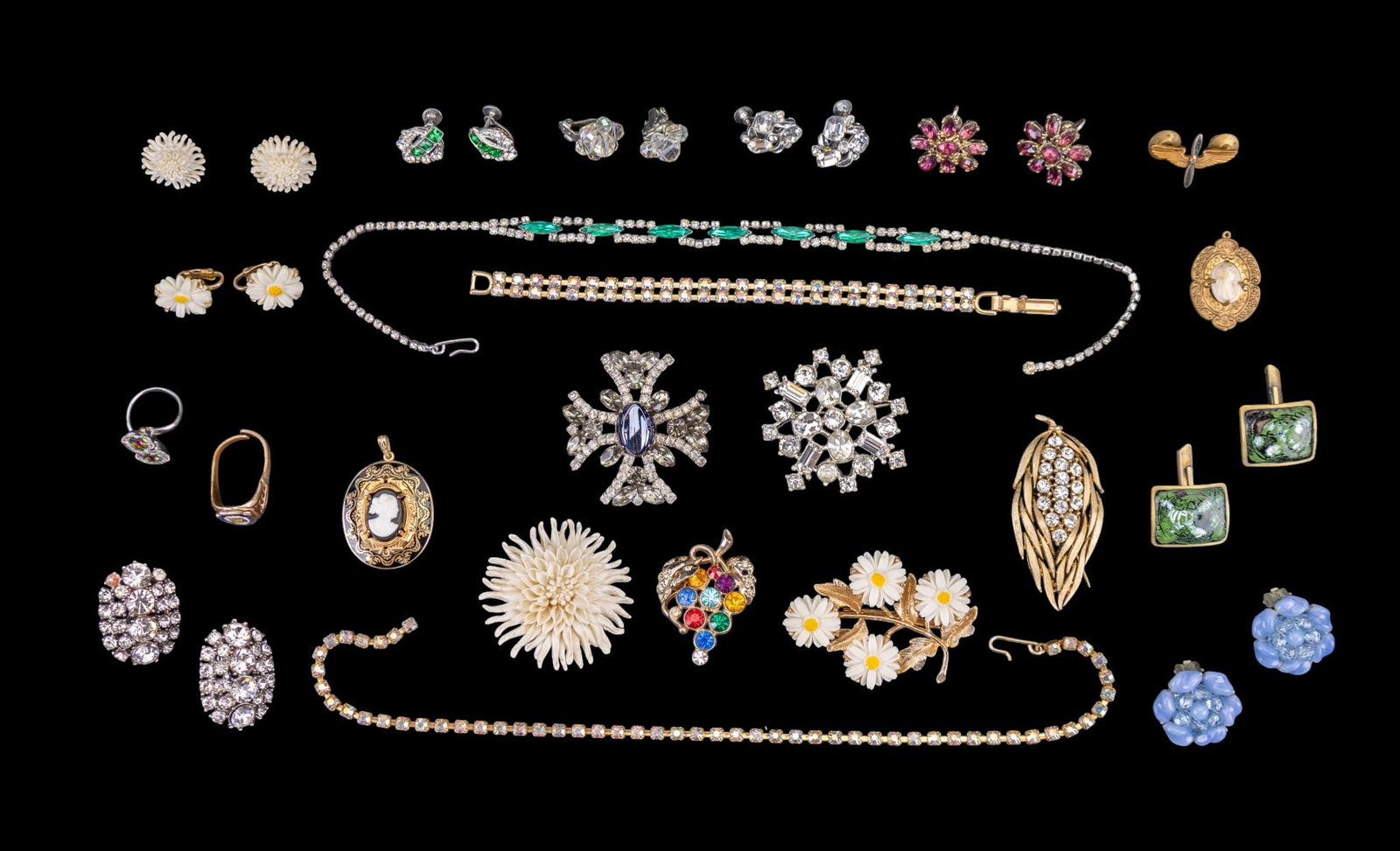 Machariani Cufflinks & Vintage Jewelry: Includes a mid century signed Machariani cufflinks, and a variety of vintage costume jewelry to include rhinestone, floral and more.