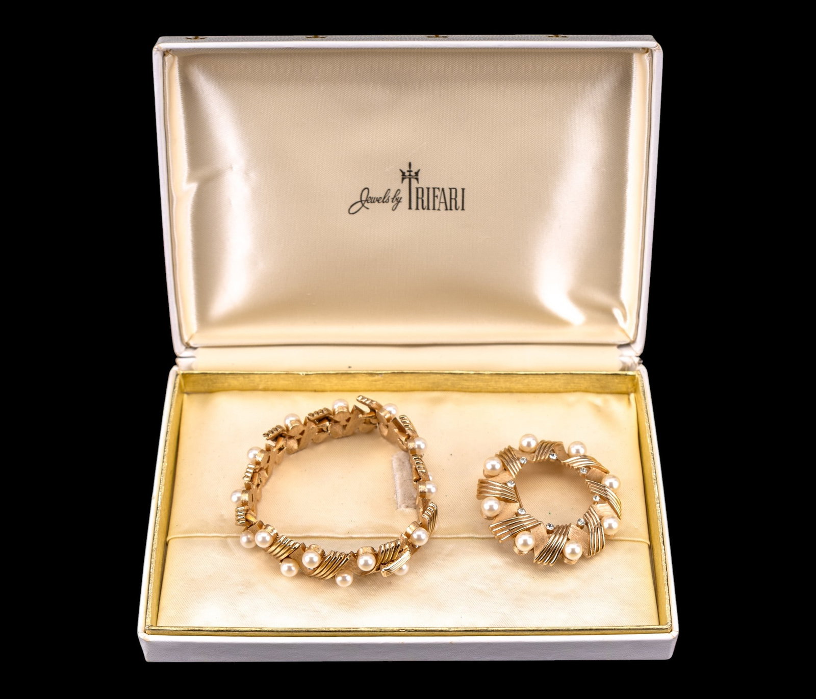 Crown Trifari Gold Tone Brooch & Bracelet Set (1 of 10)