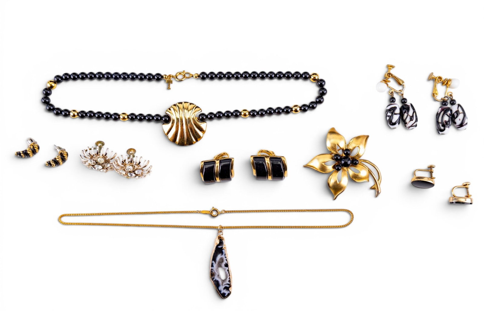 Vintage to Modern Jewelry: Vintage 1950's A & Z onyx 1/20 12 KGF screw back earrings, a vintage Napier 1960's double drop lamp work beads screw back/lever earrings, a natural agate geode slice pendant on a gold tone necklace, a