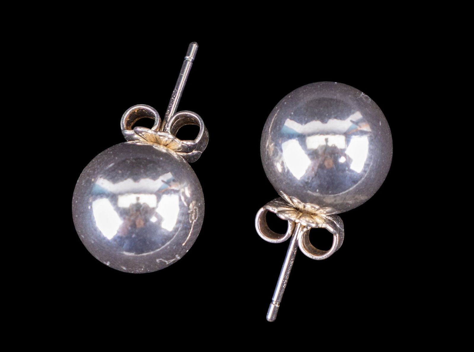 Tiffany & Co. Hardware Ball Earrings: Tiffany & Co. 10mm sterling silver Hardwear ball stud earrings with correct Tiffany backs. (4.65 gms)